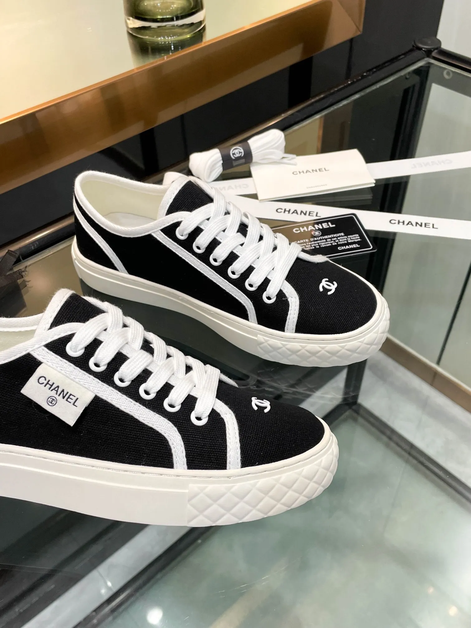 👟👟Ex-factory price 400👟👟 Chanel 2024SF Chanel The latest and currently super popular biscuit shoes, the Internet celebrity Xiaohongshu is crazy about it. It is on sale with a cute and cute style with a bit of retro flavor! The shape is special, very recognizable, slimming and long legs, absolutely powerful, very comfortable to wear, good-looking, comfortable, and height-increasing. I must recommend it to everyone. The main feature of this year's series, minimalist style, fabric: original customized canvas, feet: sheepskin. Number of yards: 35-39 (custom order of 40 pieces is non-refundable)